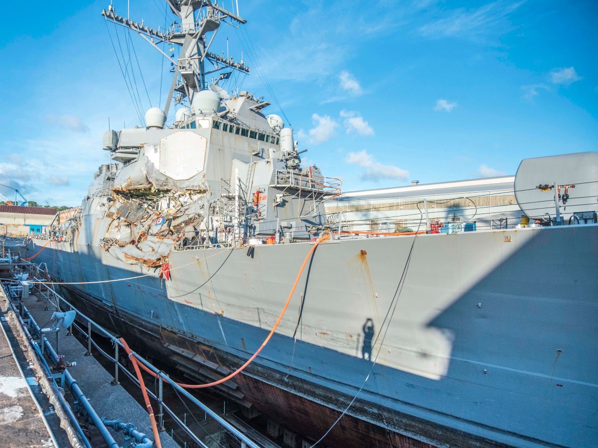 美國海軍驅逐艦費茲傑羅號（USS Fitzgerald, DDG-62）6月17日在日本外海與菲律賓籍貨櫃輪相撞，船身被撞出一個大洞。（圖／美國海軍 ）