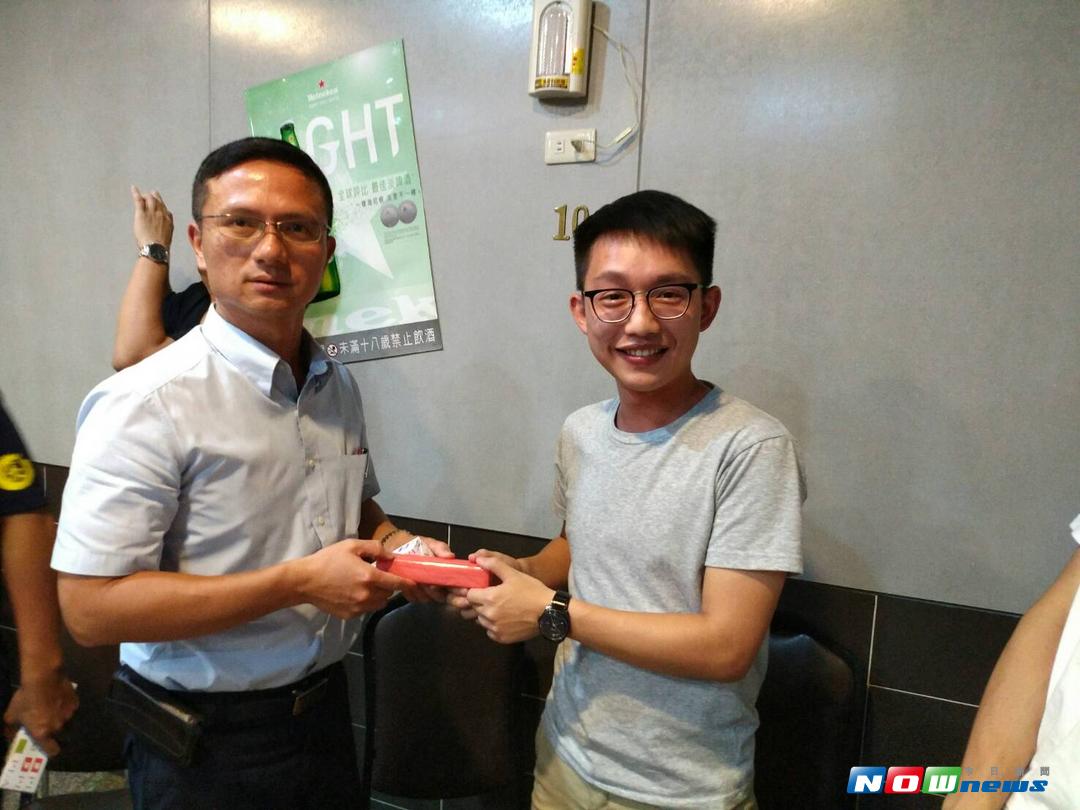 所長劉武杰（左）致贈一支紀念筆給役男蘇伯諺，鼓勵他退伍後能報考警校，繼續為社會治安貢獻。（圖／記者蘇榮泉翻攝，2017.08.18）