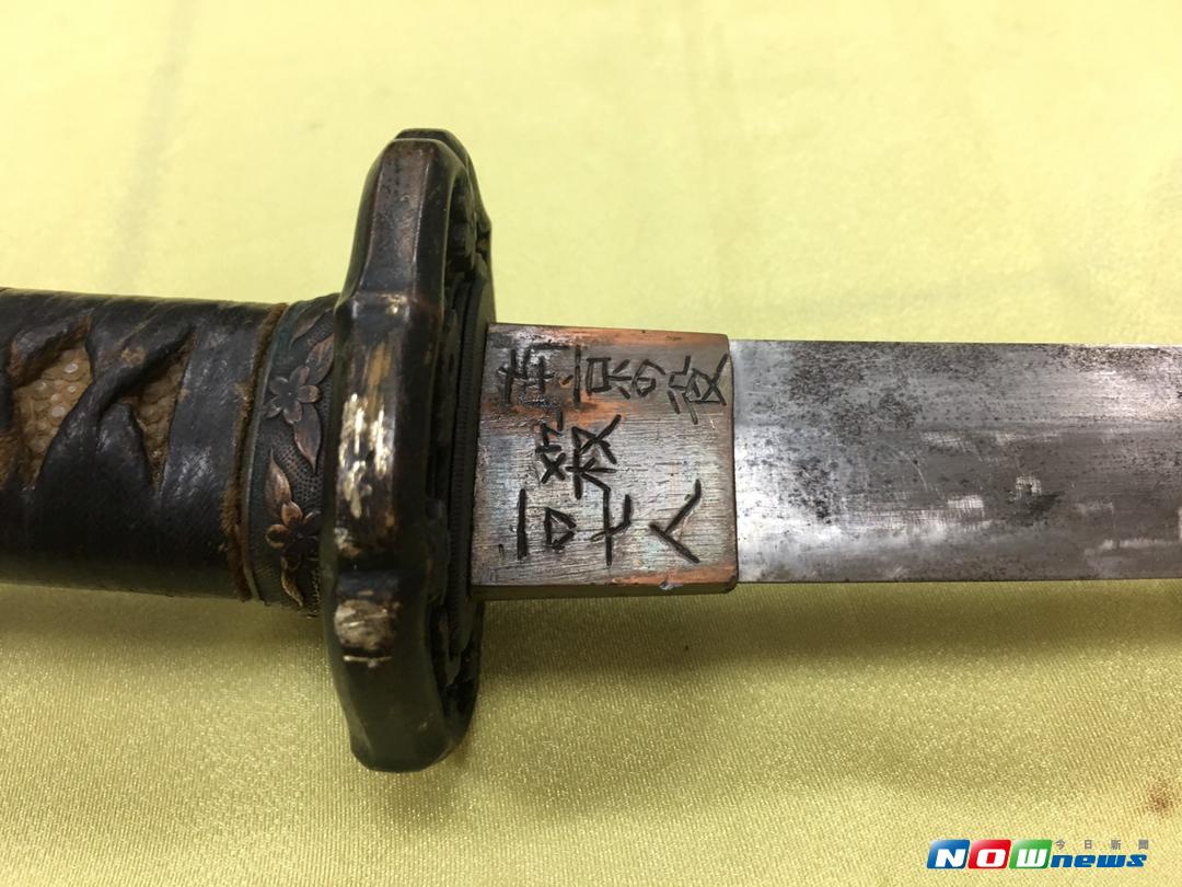 嫌犯呂軍億持榔頭砸開軍史館玻璃，竊走南京大屠殺武士刀，闖總統府，砍傷憲兵。（圖／彭媁琳攝 , 2017.08.18）