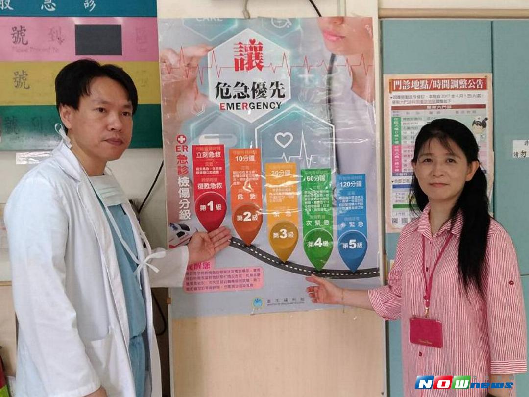 圖說：嘉基急診部劉中賢主任與王鳳玉科長說明檢傷分級。（圖／記者郭政隆攝影2017.8.18）