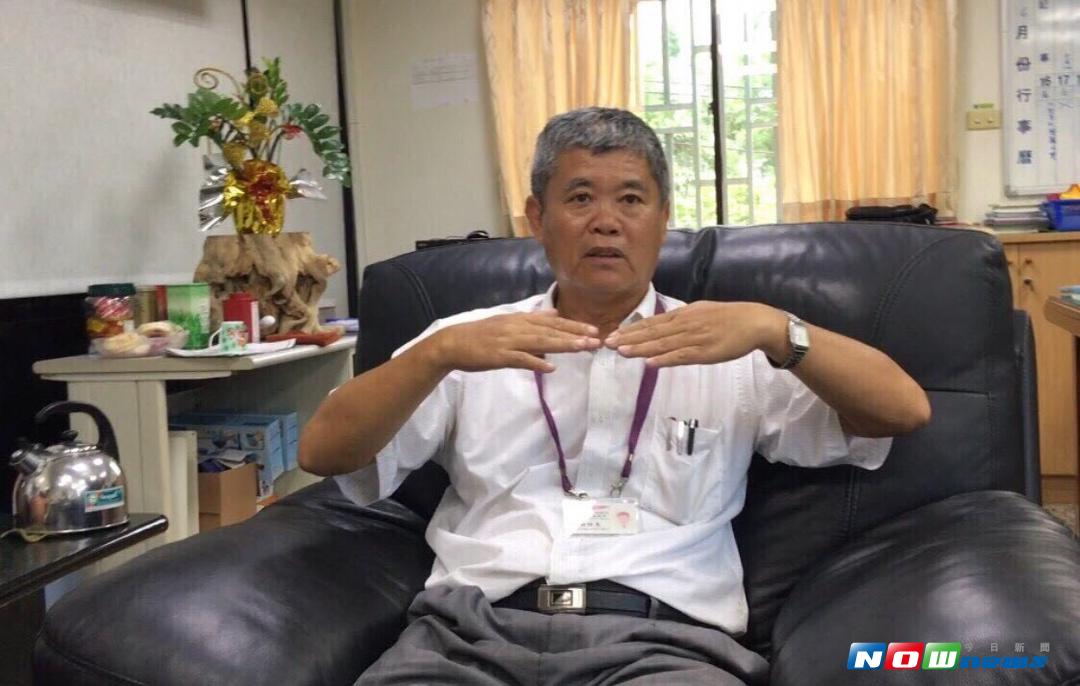 旗山監理站楊財惠站長表示，六龜、桃源等地區距監理站較為偏遠，尤其桃源區來回約120多公里，開車需2.5個多小時路程，且以農民居多，平日無法辦理監理業務，因此利用假日前往該區便利居民洽辦。（圖／記者郭瑞萍攝 , 2017.08.18）