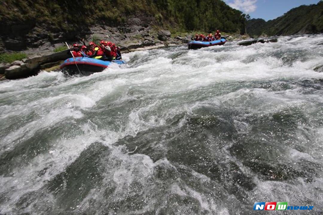 民眾體驗可以在泛舟過程中欣賞沿途山林景緻、奇岩怪石；在湍急溪流中享受溯溪而下的刺激快感。（圖／記者陳佩琪攝 , 2017.08.18）