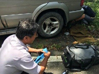 值班警員洪正義立即呼叫線上巡邏所長陳世明到場共同幫忙更換備胎，排除故障狀況，林民對於員警幫助感謝不已，讚嘆警察真是人民褓姆，有您真好！（圖／六龜分局提供, 2017.08.17）