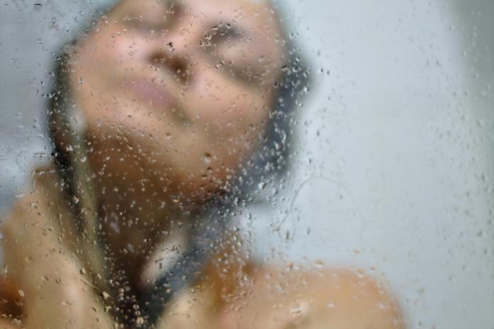 男網友發問詢問，女孩們在淋浴的時候順便「解放」是不是正常的？引發網友討論。（圖／Pixabay）