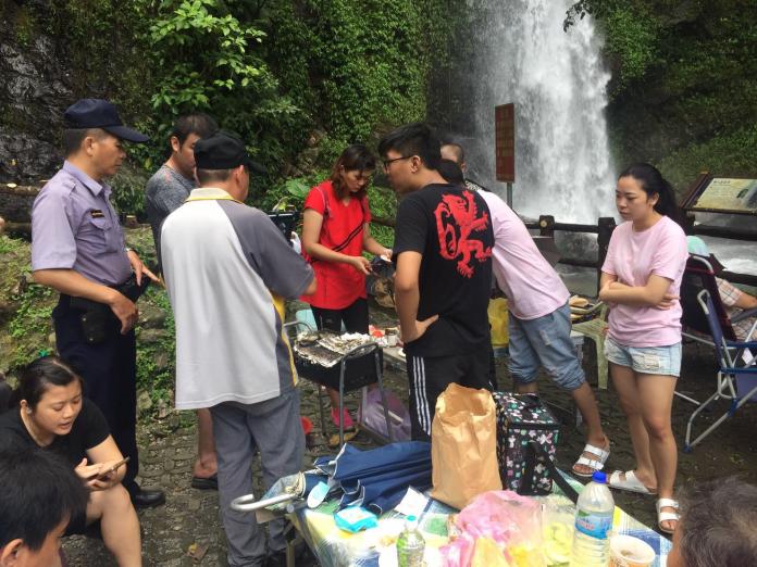 莫再野炊！維護山林全民共享　員警出動勸導守法
