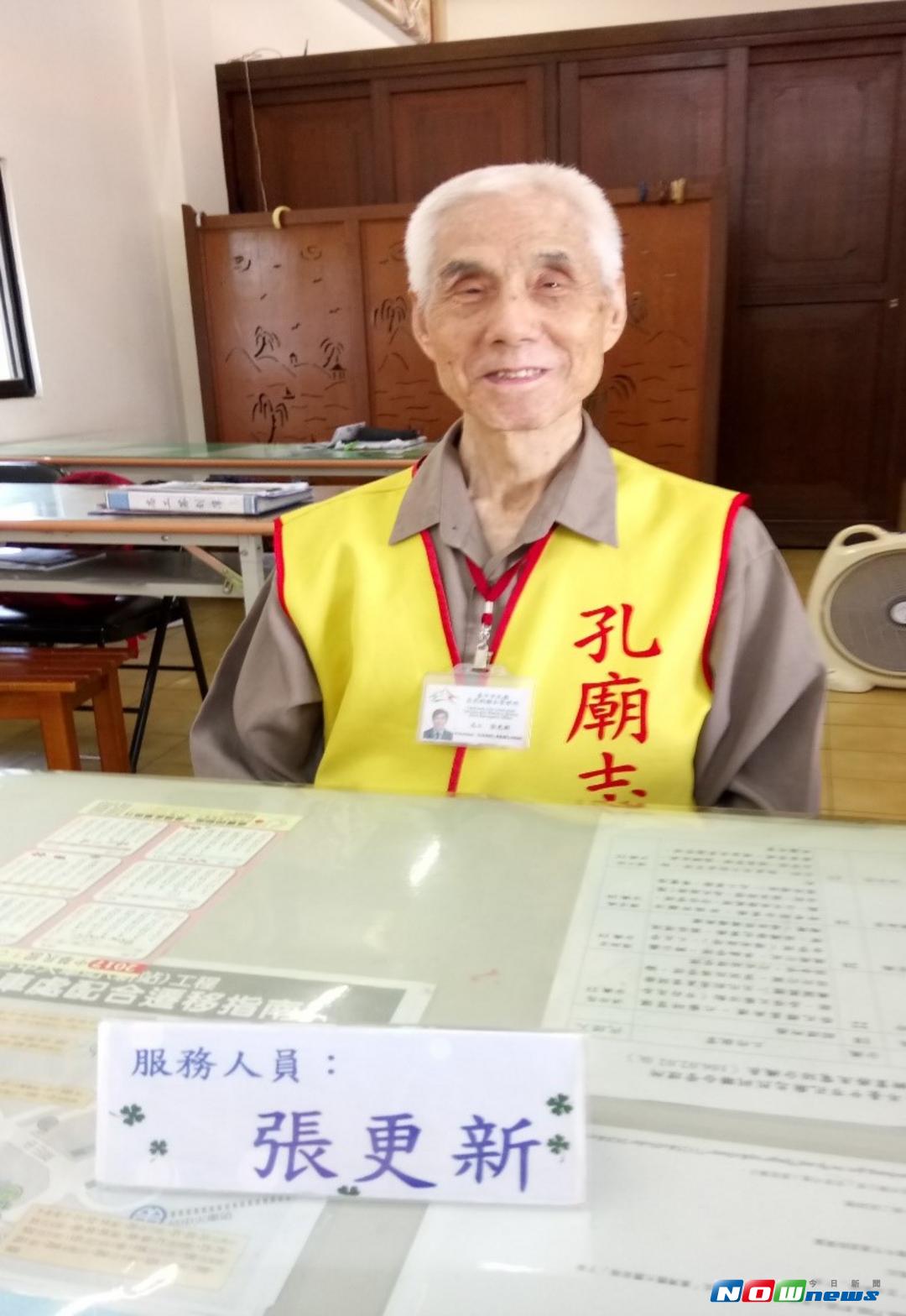 張更新為孔廟志工隊創隊成員之一，見證孔廟的創新與進步（圖／民政局提供 , 2017.8.17）