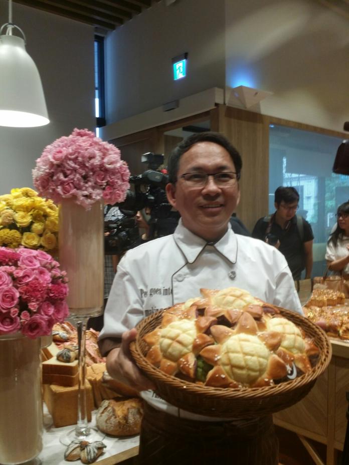 吳寶春全台第三家旗艦店今開幕，吳寶春即端出台中限量的花博面包，好看又好吃（圖／金武鳳攝 , 2017.8.17）