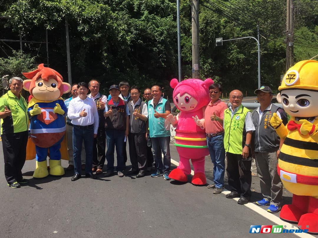 建設局黃玉霖局長到石岡區和盛街視察道路改善成果，對於整平後煥然一新的路面表示肯定。（記者黃玿琮攝2017.8.17）