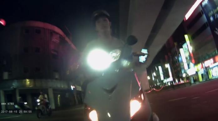 影／囂張屁孩！騎車載妹滑手機險追撞　竟還攔車逼道歉

