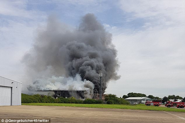 ▲倫敦紹森德機場飛機庫在當地時間16日發生火災。（圖／翻攝自每日郵報）