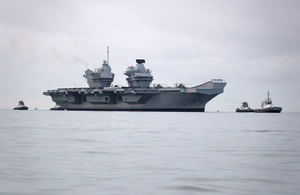 英國海軍最先進，同時也是最大的戰艦伊麗莎白女王號航空母艦（HMS Queen Elizabeth）16日首度停在母港朴茨茅斯（圖／英國國防部 ）