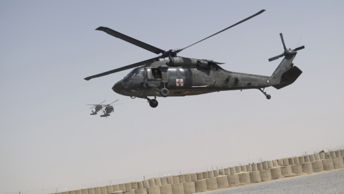 ▲一架美國陸軍的黑鷹（UH-60）直升機15日在夏威夷外海進行夜間訓練時失聯。（圖／翻攝自CNN）