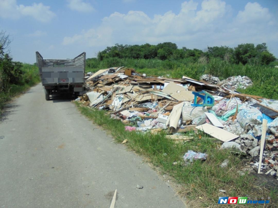 饒平派出所會同環保局查獲業者將廢棄裝潢板及廢木料等事業廢棄物傾倒濁水溪堤防旁，污染周邊環境，業者遭移送法辦。（圖／記者蘇榮泉翻攝，2017.08.17）