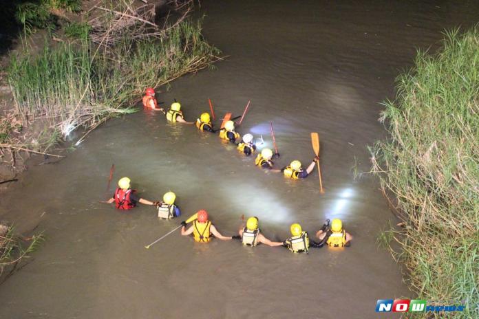 搜救人員一字排開徹夜搜尋費兩小時尋獲（圖／記者簡勇鵬攝 , 2017.08.16）
