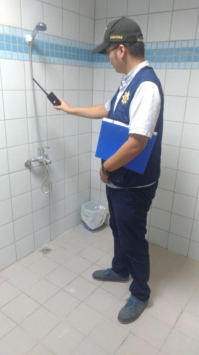 警方使用反針孔偵測器材滴水不漏檢查。（圖／竹北分局提供 , 2017.08.16）