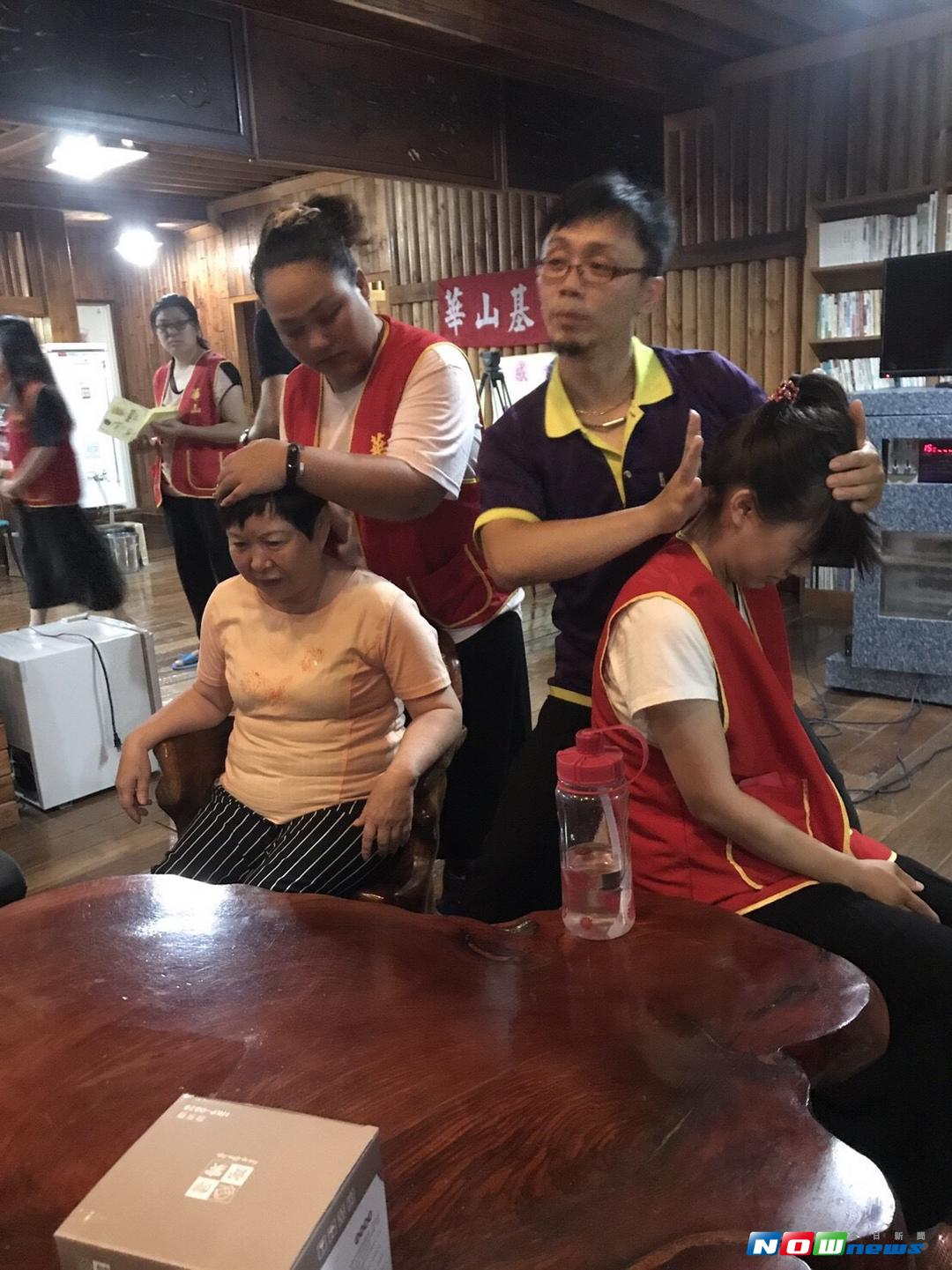 華山基金會台東天使網部於今\\(16\\)日上午10點，在鹿野鄉紫熹花園山莊舉辦第三季義工聯誼，場面熱鬧，包括啾咪團及來自台東縣各地共30位義工參與，並由孫中堂老師現場指導義工們精油舒壓及經絡按摩，學習相關知識，協助長輩舒緩痠痛。（圖／華山基金會提供，2017.08.16）