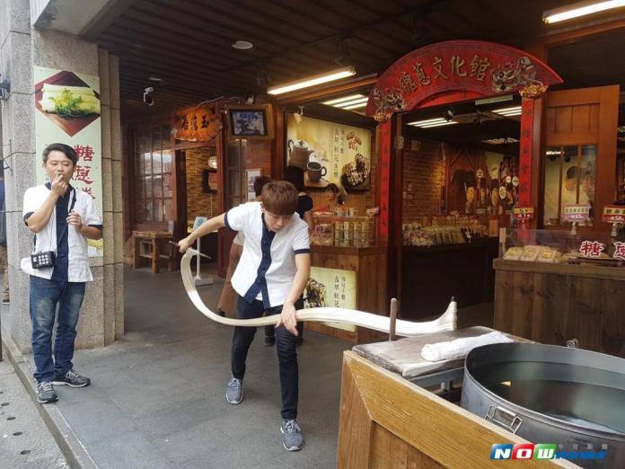 卓韋同在傳藝中心拉糖蔥經常吸引遊客圍觀。（圖／記者李清貴攝 , 2017.08.16）