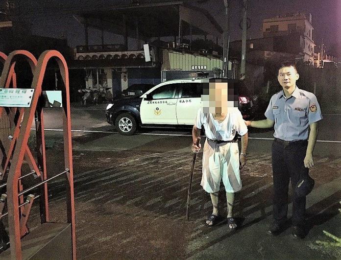 87歲失智老翁深夜在昏暗的道路上行走，警方據報到場極力勸說，將黃姓老翁安全送回家。   （圖／旗山分局提供，2018.08.16）