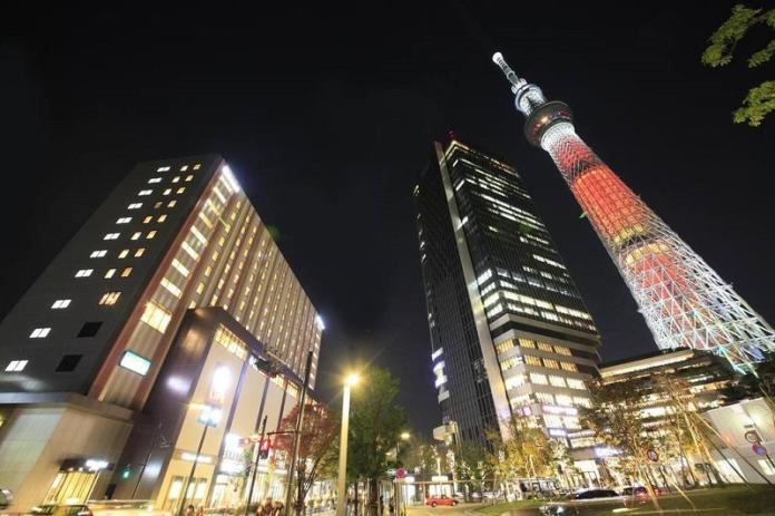東京押上普瑞米爾里士滿飯店位於晴空塔旁，可盡覽夜景炫麗。（圖／HotelsCombined提供）