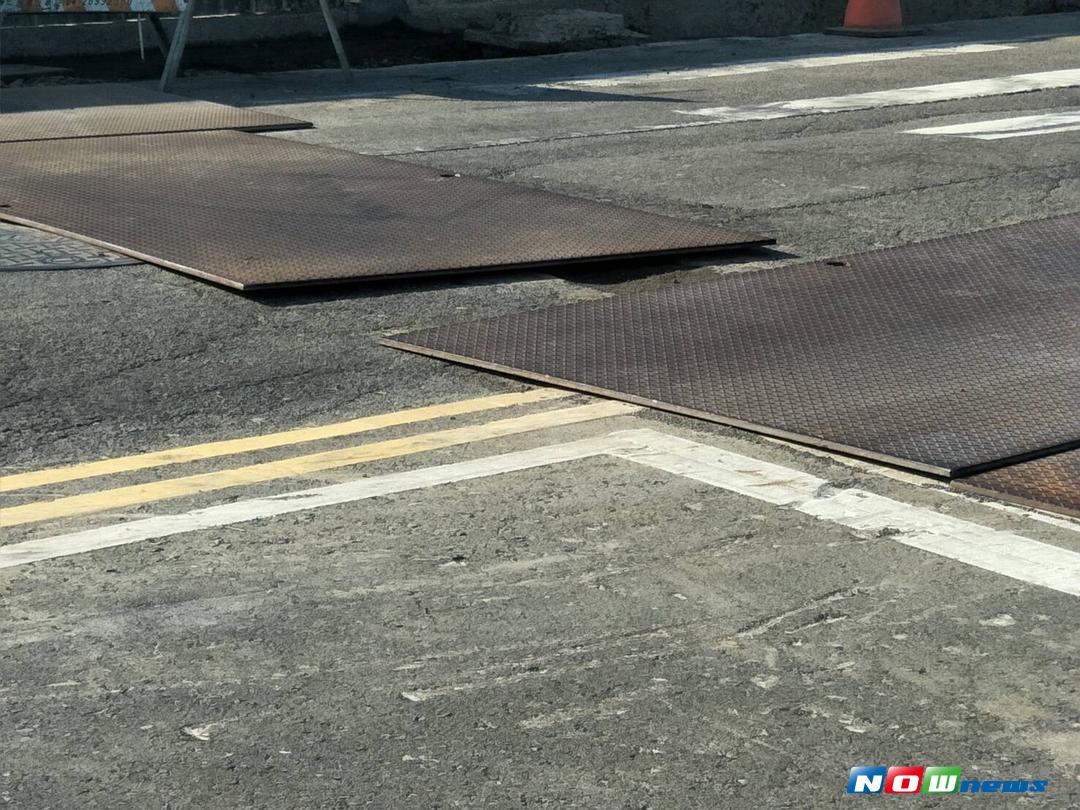 南屯區黎明路一段進行13期重劃區施工，道路挖掘後覆蓋鐵板設施，鐵板高低差，差點連車帶人摔倒（圖／柳榮俊攝 , 2017.8.16）