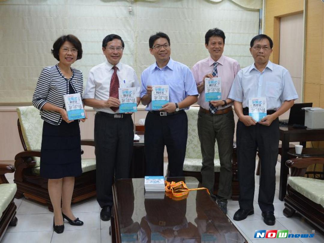 嘉義市長涂醒哲代表接受嘉義市牙醫公會贈書。（圖／記者郭政隆攝影2017.8.16）