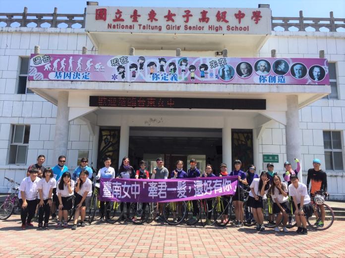 一群台南女中的長髮學生，為了因癌症化療掉髮的病友募髮及募款。（圖／台南女中提供，2017.08.16）