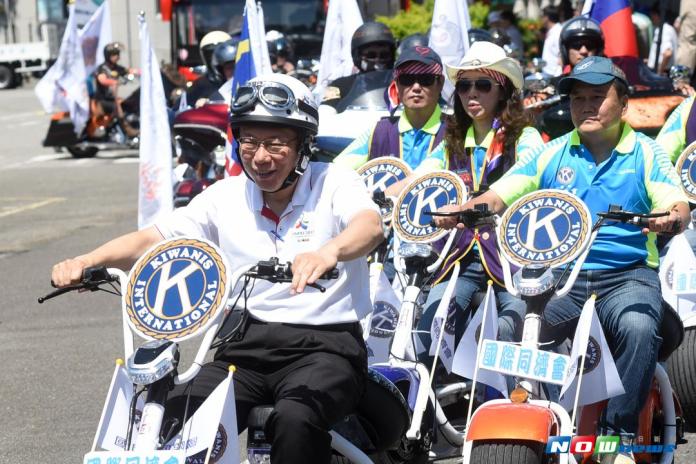 世大運踩街，台北市長柯文哲騎著電動車進場。（圖／記者陳明安攝，2017.08.09）