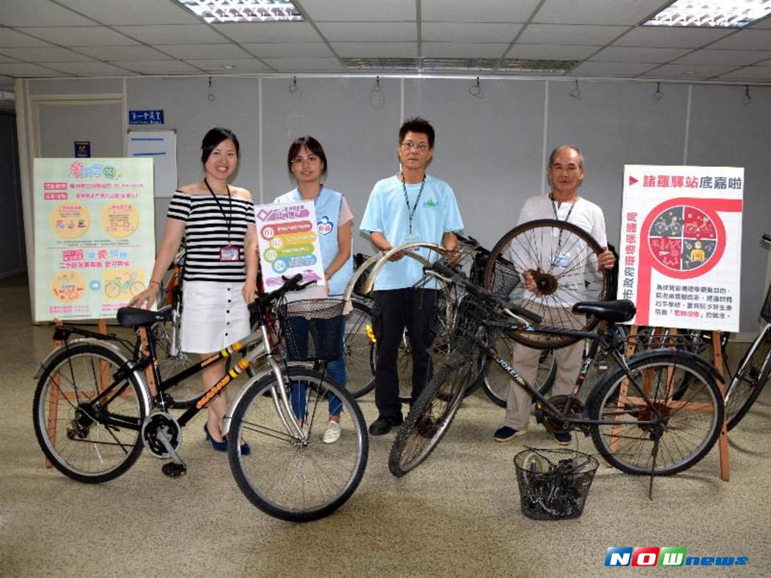 環保局延攬鄭豐耀與柯春福兩位師傅將腳踏車修繕再利用。（圖／記者郭政隆攝，2017.8.15）