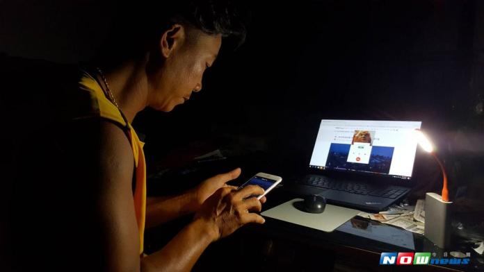 高雄大停電，記者摸黑完成發稿作業。（圖／記者陳佩琪攝 , 2017.08.15）