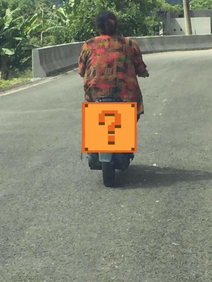 網友在臉書社團「爆料公社」上分享一張照片，只見一名沒戴安全帽的阿桑騎著機車，看起來稀鬆平常。（圖／翻攝自爆料公社 , 2017.08.15）