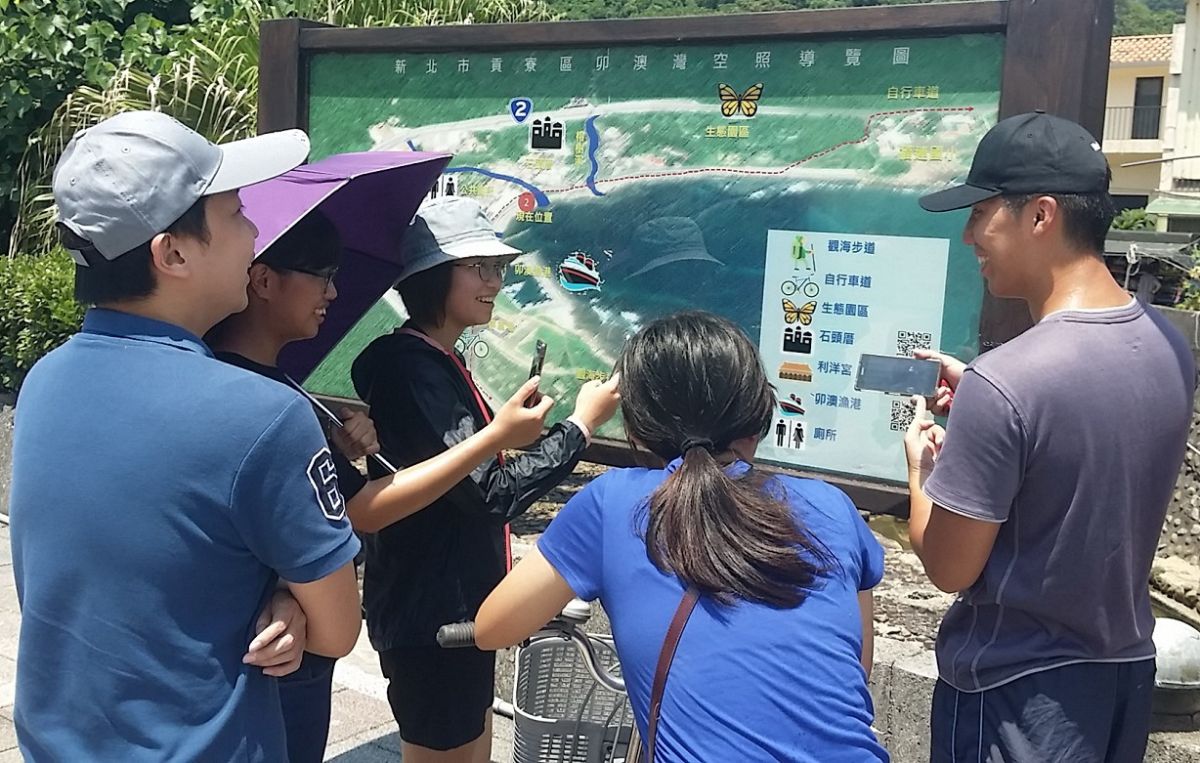 「卯澳漁村社區導覽地圖｣公布在社區廣場的公布欄上，遊客只要去看導覽的地圖，就可知道卯澳漁村有那些的景點。（圖／新北市政府漁業及漁港事業管理處提供）