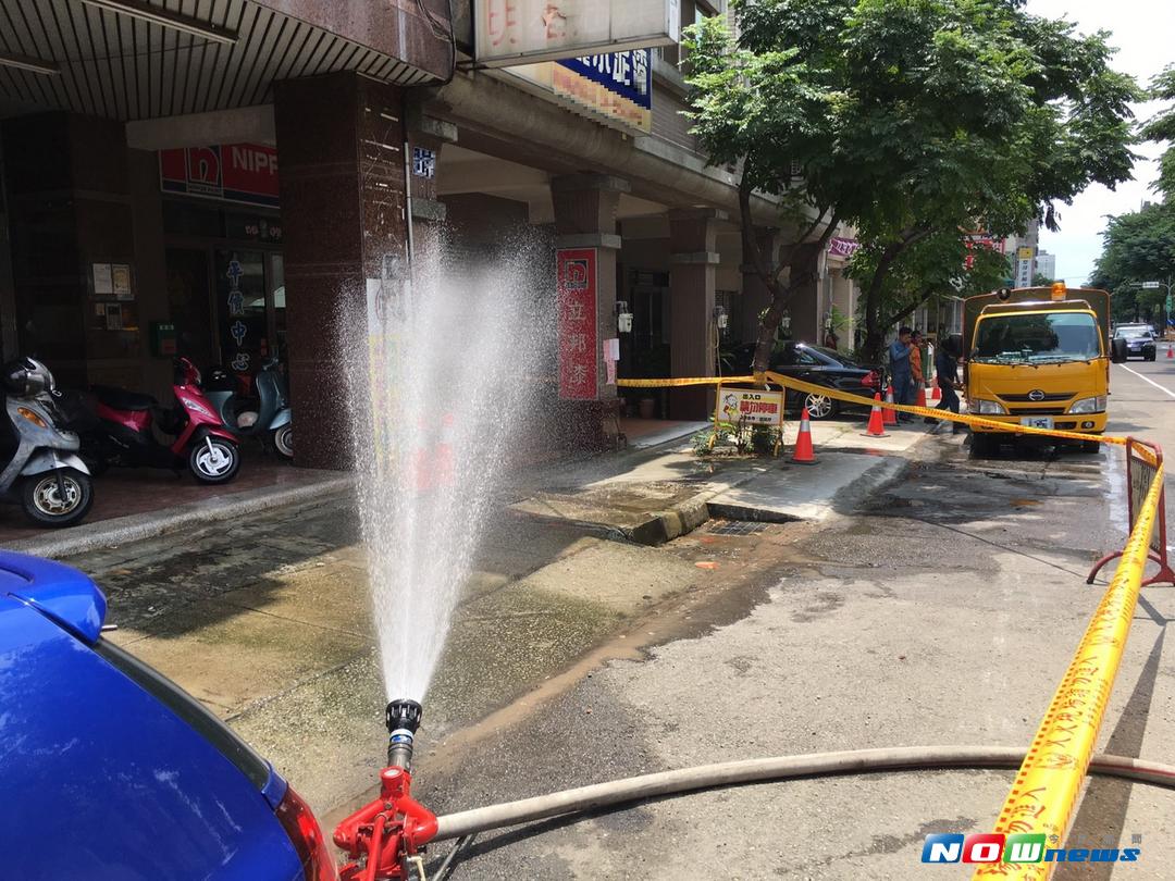 消防局以水線噴灑瓦斯洩漏處，以防有任何火花引燃。（圖／記者鄧力軍攝 , 2017.08.15）