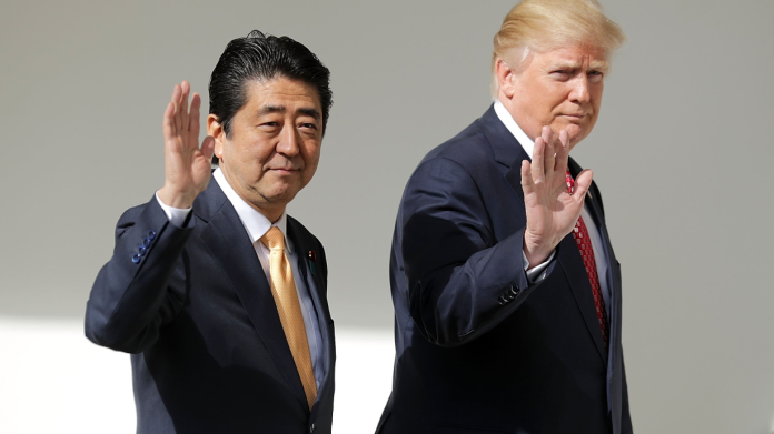 ▲日本首相安倍晉三15日與美國總統川普舉行電話會談。（圖／翻攝自TIME）