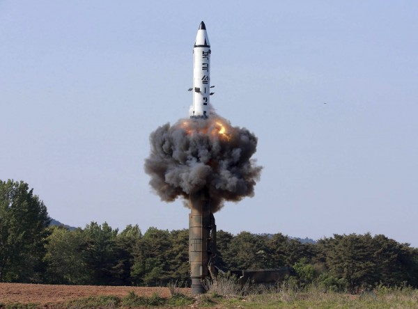 ▲北韓的戰略部隊正在研究同時發射4枚「火星-12」中程彈道飛彈（IRBM）包圍關島。（圖／達志影像/美聯社）