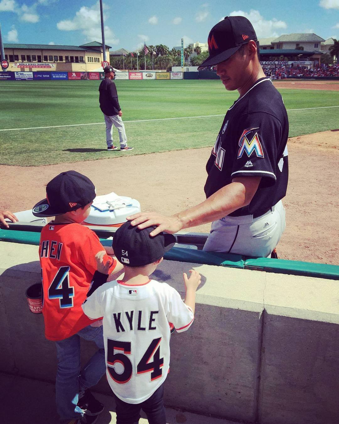 陳偉殷與小孩親密互動。（圖／取自陳偉殷臉書）