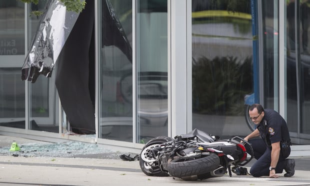 一名特技女演員在拍攝時，騎乘摩托車衝進大樓玻璃中，當場身亡。（圖／達志影像／美聯社）