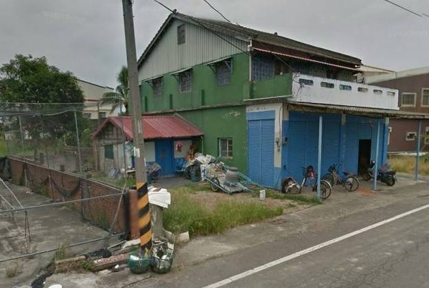 柯姓屋主原有的磚造二房平房，還有一塊搭了廚房的空地。（圖／社會中心翻攝）