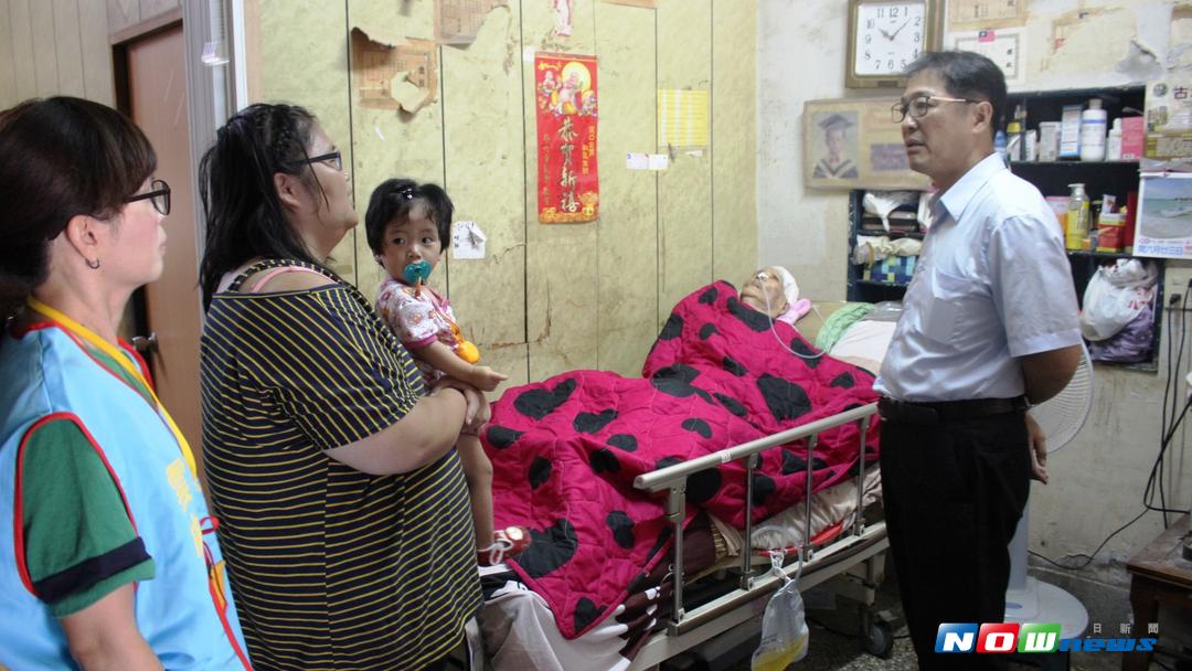 雲林地檢署檢察長鄭銘謙探訪植物人，並致贈尿褲等現場呈現一片溫馨感人景象。（圖／記者蘇榮泉翻攝，2017.08.14）