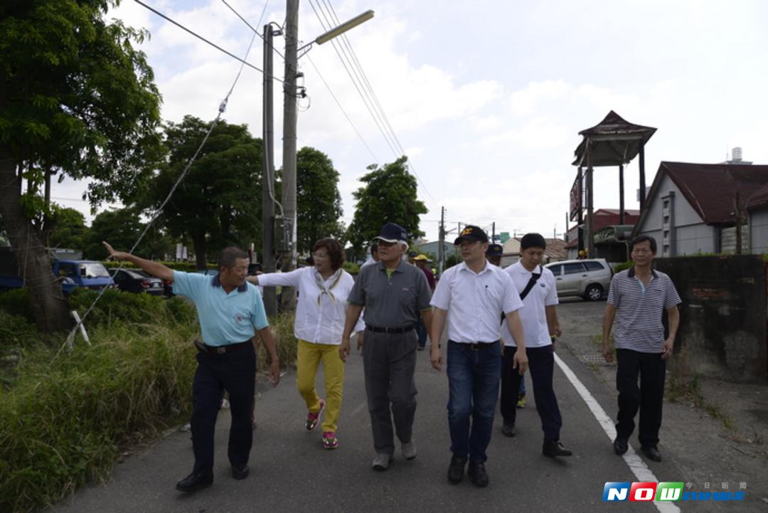 縣長李進勇會勘虎尾鎮興安路道路排水工程。（圖／記者洪佳伶翻攝 , 2017.08.14）