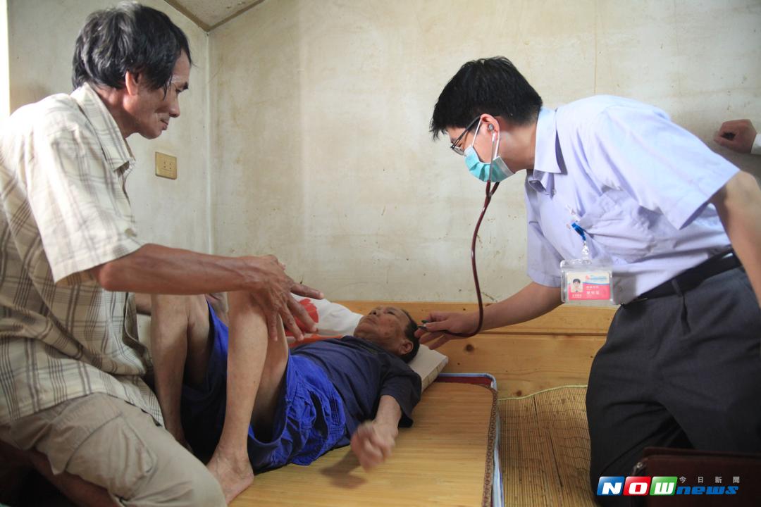 「在宅醫療」資源，由天主教聖馬爾定醫院醫師及居家護理師到家裡免費為失智者看診，減輕照顧者重擔。（圖／邱嘉琪攝 , 2017.08.14）