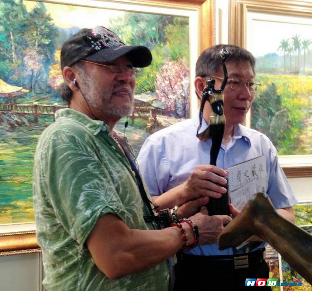 梁銓（左）的雕塑作品去年在台北展出，台北市長柯文哲對於梁銓不懈創作，多所期勉與鼓勵。（圖／NOWnews攝）