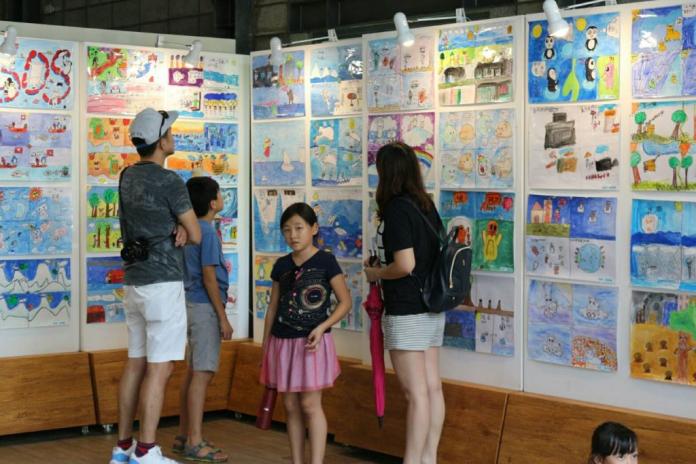超過100幅漫畫展現小學生心中「氣候變遷」的模樣。（圖／新竹縣政府提供 , 2017.08.14）