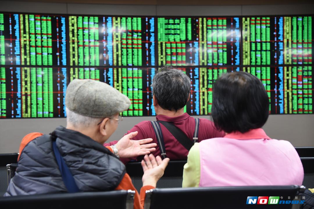 ▲台北股市 8 月 14 日開高走低，收盤大跌 104.29 點，收在 10225.28 點，跌幅 1% 以上，成交金額 1074.13 億元，失守季線，也失守 10300 點大關。（圖／NOWnews 資料照片）