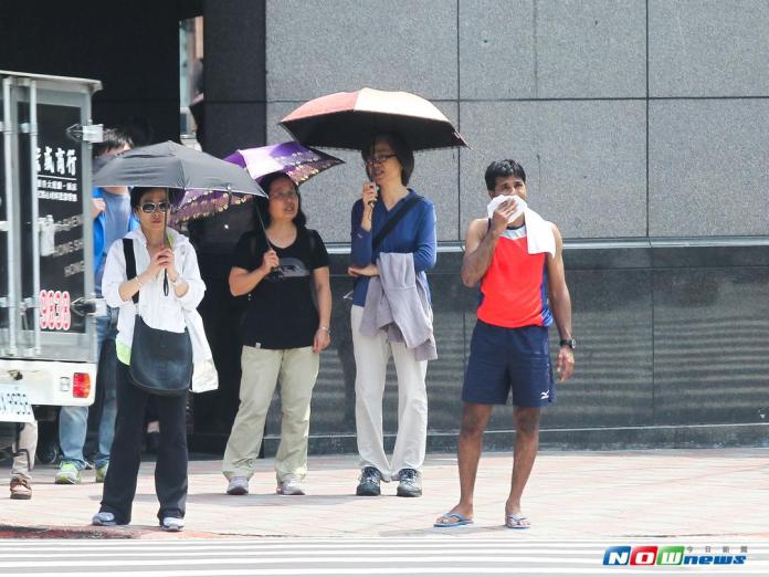 熱翻天！根據中央氣象局最新資料顯示，台北市在中午12點44分高溫飆破38℃，並在下午1點11分飆升到38.2℃，提醒民眾外出須做好防曬措施，多補充水分避免中暑。（圖／NOWnews）