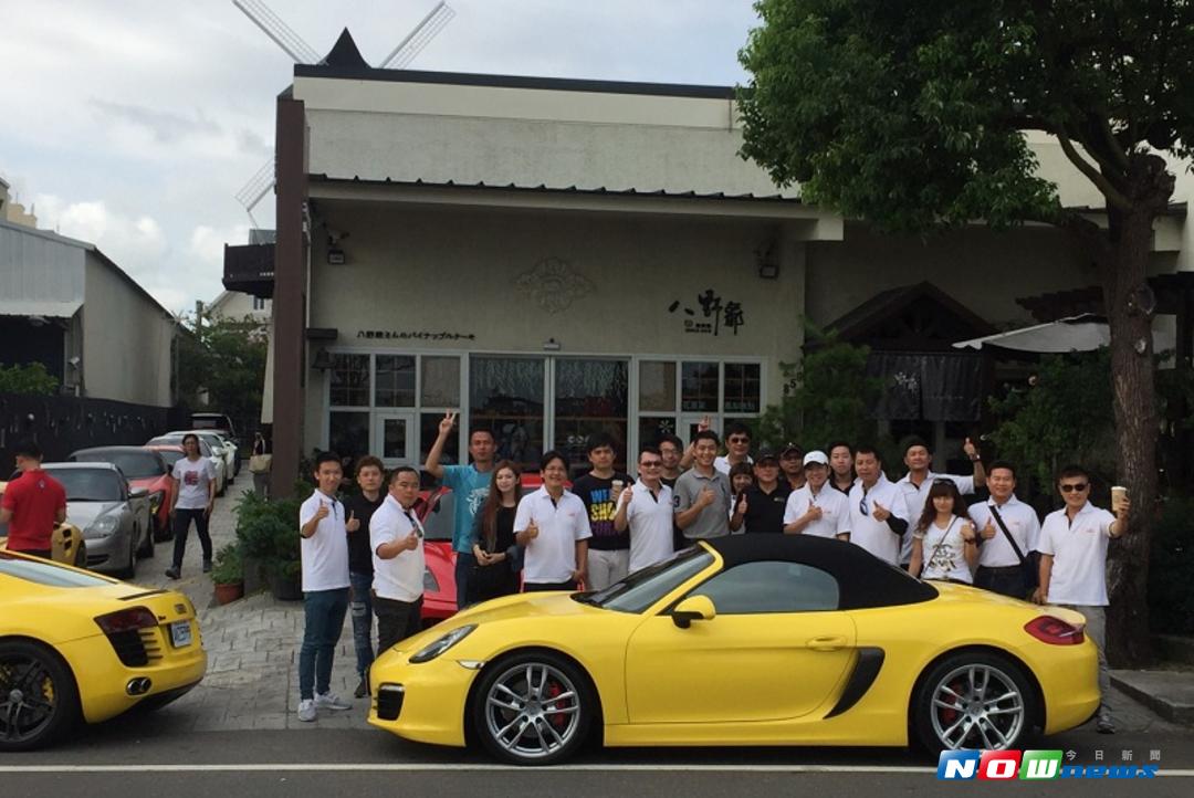 馬卡龍超跑車隊，到嘉義縣布袋遊艇碼頭進行公益活動，回程受八野爺年輕老闆吳品諭的熱情招待。（圖／記者陳鐘聲攝 , 2017.08.13）
