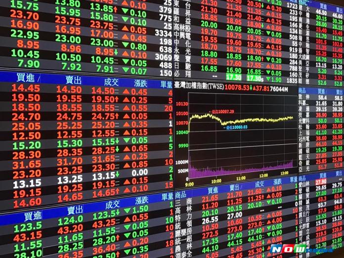 ▲台北股市 8 月 14 日開盤漲 18.09 點，加權股價指數以 10347.66 點開出，但隨即由紅翻黑，走勢持續向下。（圖／NOWnews 資料照片）