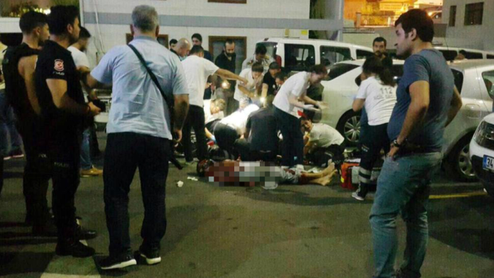 ▲一名土耳其警察13日在伊斯坦堡遭一名疑似伊斯蘭國（IS）成員用刀刺死。（圖／翻攝自usnews.com）
