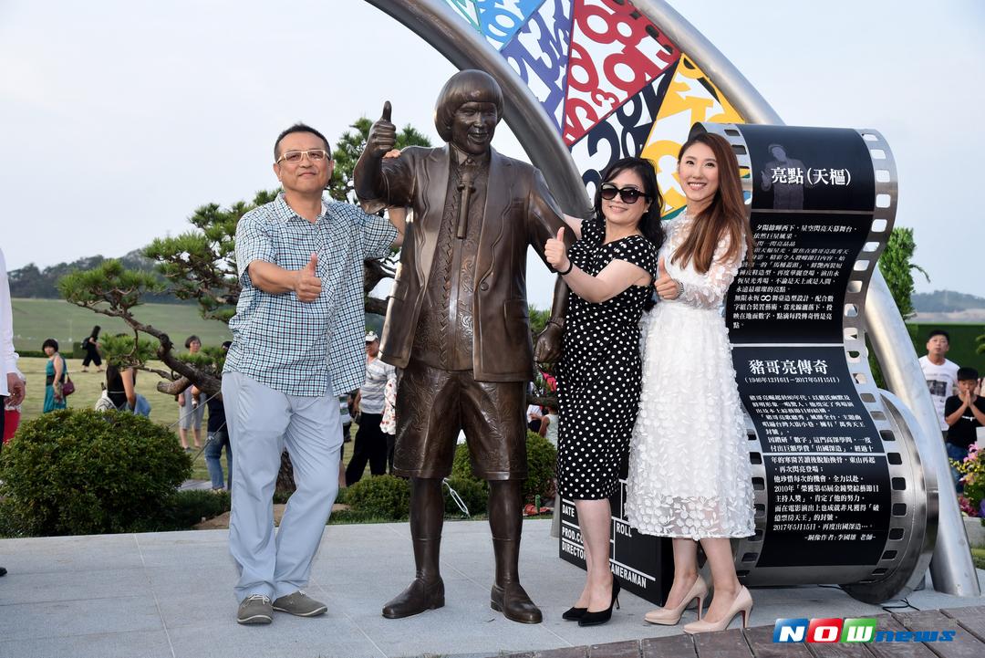 ▲謝順福（左）與葉瑞美（右二）、謝金晶一起掀開豬哥亮銅像。（圖／記者林柏年攝，2017.08.13）