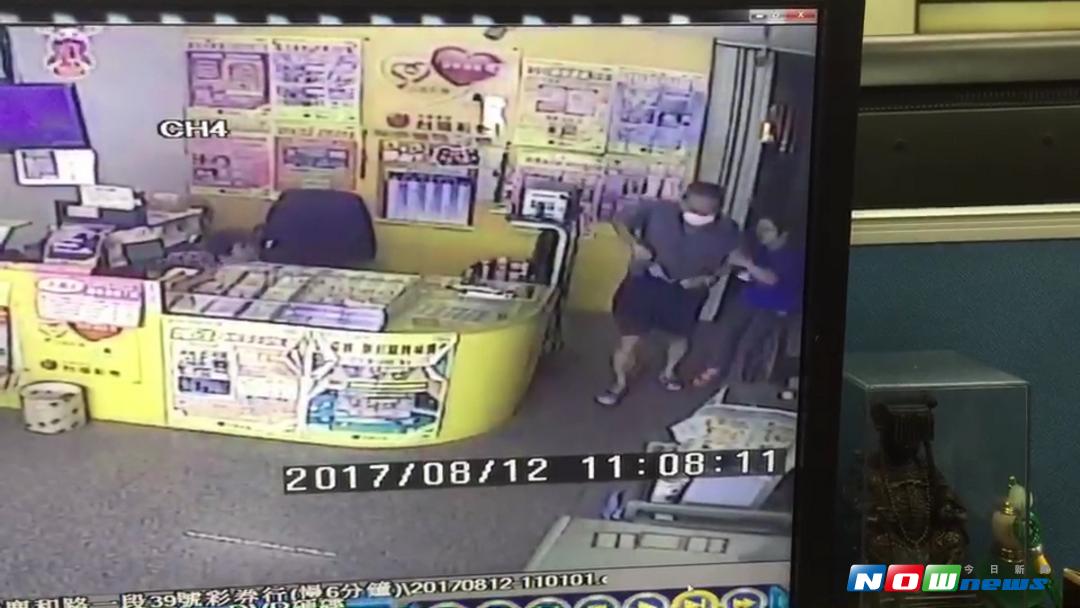 施姓男子戴著口罩在鹿和路持刀強盜，接連在彩券行與超商犯案搶走現金，被店員與民眾拉著奪回所搶的現金，被警方逮捕並起獲作案所用的菜刀。（圖／記者陳雅芳翻攝，2017.8.13）
