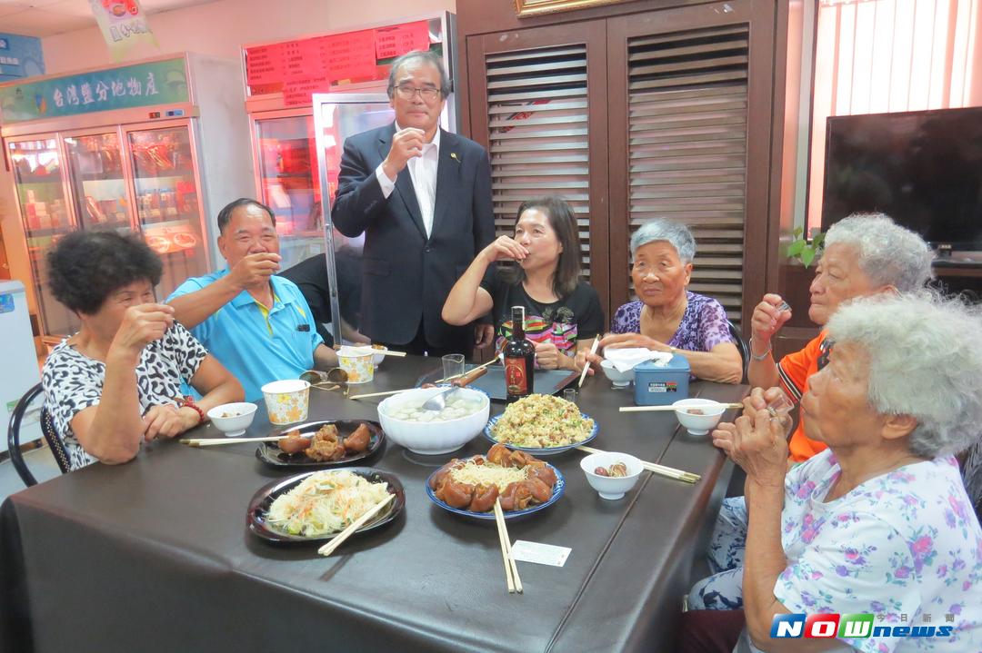 翁興旺結合善心人士，舉辦閏月添壽關懷弱勢長輩土龍酒大餐饗宴。（圖／記者楊小慧攝，2017.08.13）